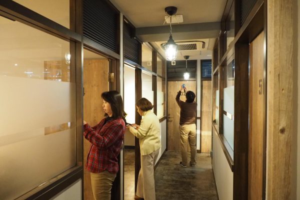 増床部分の見学ツアー。皆運営者なので注目するところが変（笑）