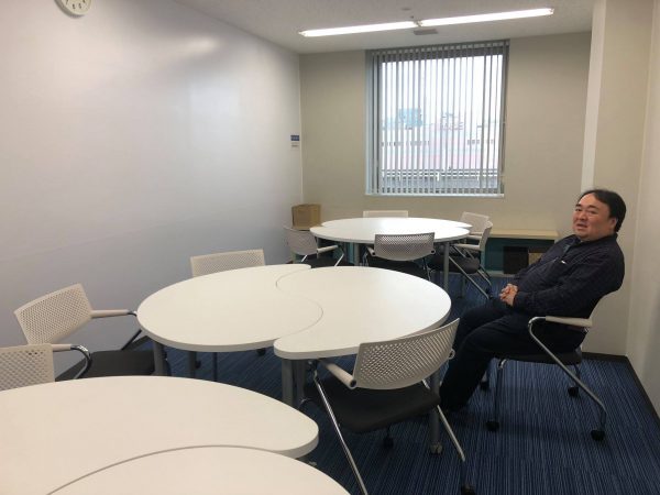 白鴎大学小笠原先生。部屋ごとに様々なイス、テーブルがあって家具展示場のよう